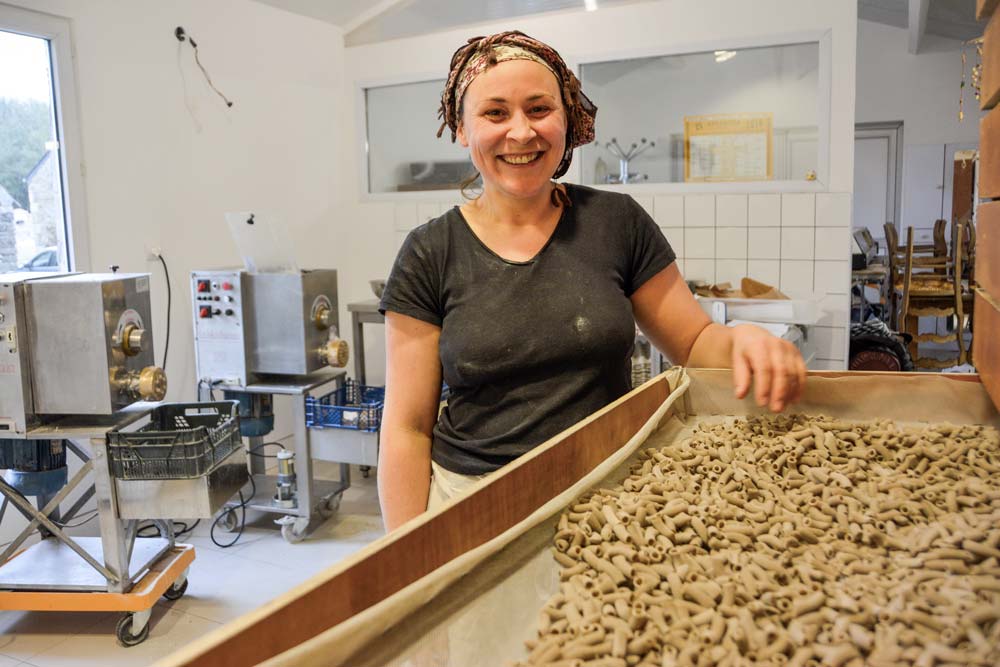 Maha Creac’h est installée à Plouvorn (29), où elle fabrique diverses pâtes à base de matières premières locales. - Illustration Maha retombe sur ses pâtes