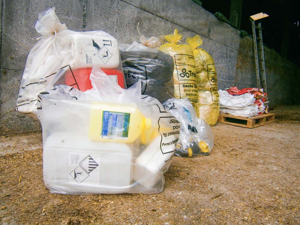 La collecte des bidons vides de produits phytosanitaires et de produits d’hygiène en élevage laitier est prévue à la fin du printemps et à l’automne. - Illustration Être agriculteur, c’est aussi être recycleur