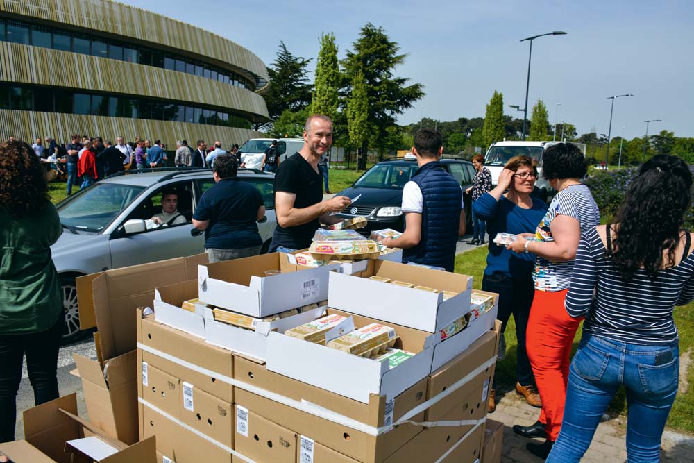 Des œufs ont été distribués aux automobilistes en leur expliquant les efforts financiers réalisés par les éleveurs en matière de bien-être animal. - Illustration Se défendre contre les détracteurs de l’élevage