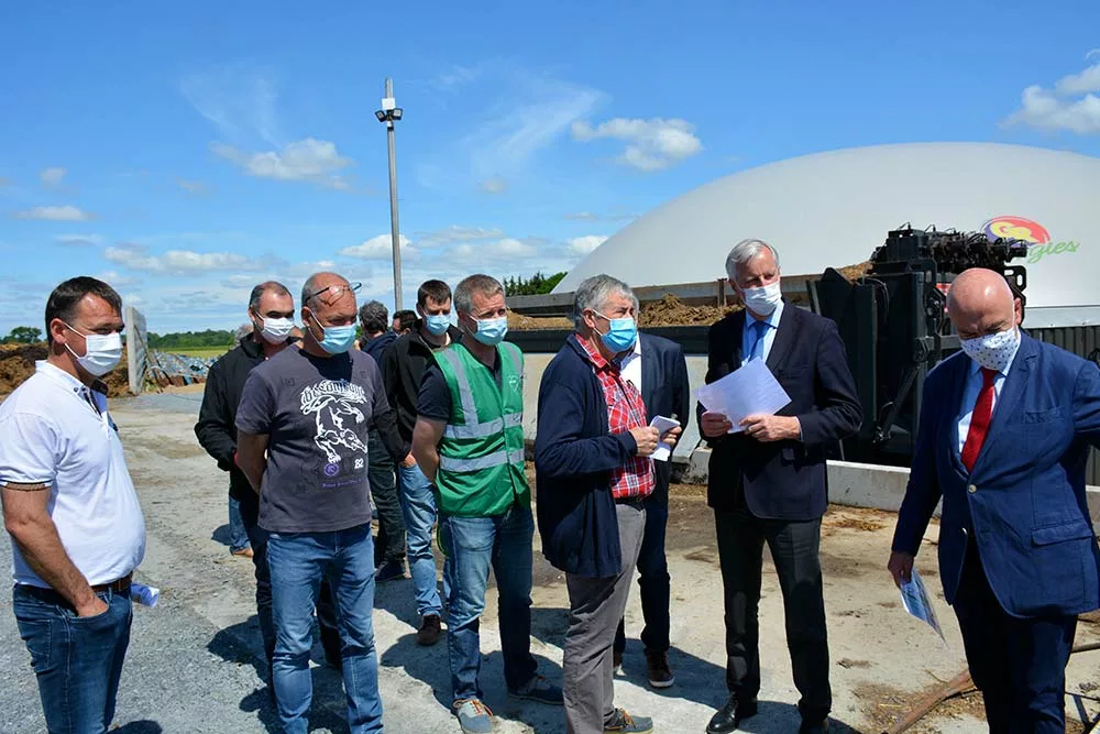 dd8761.hr - Illustration Michel Barnier en visite sur une exploitation costarmoricaine