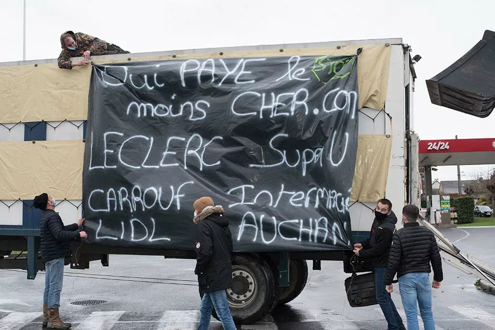 10762.hr - Illustration Les parkings se vident et les langues se délient