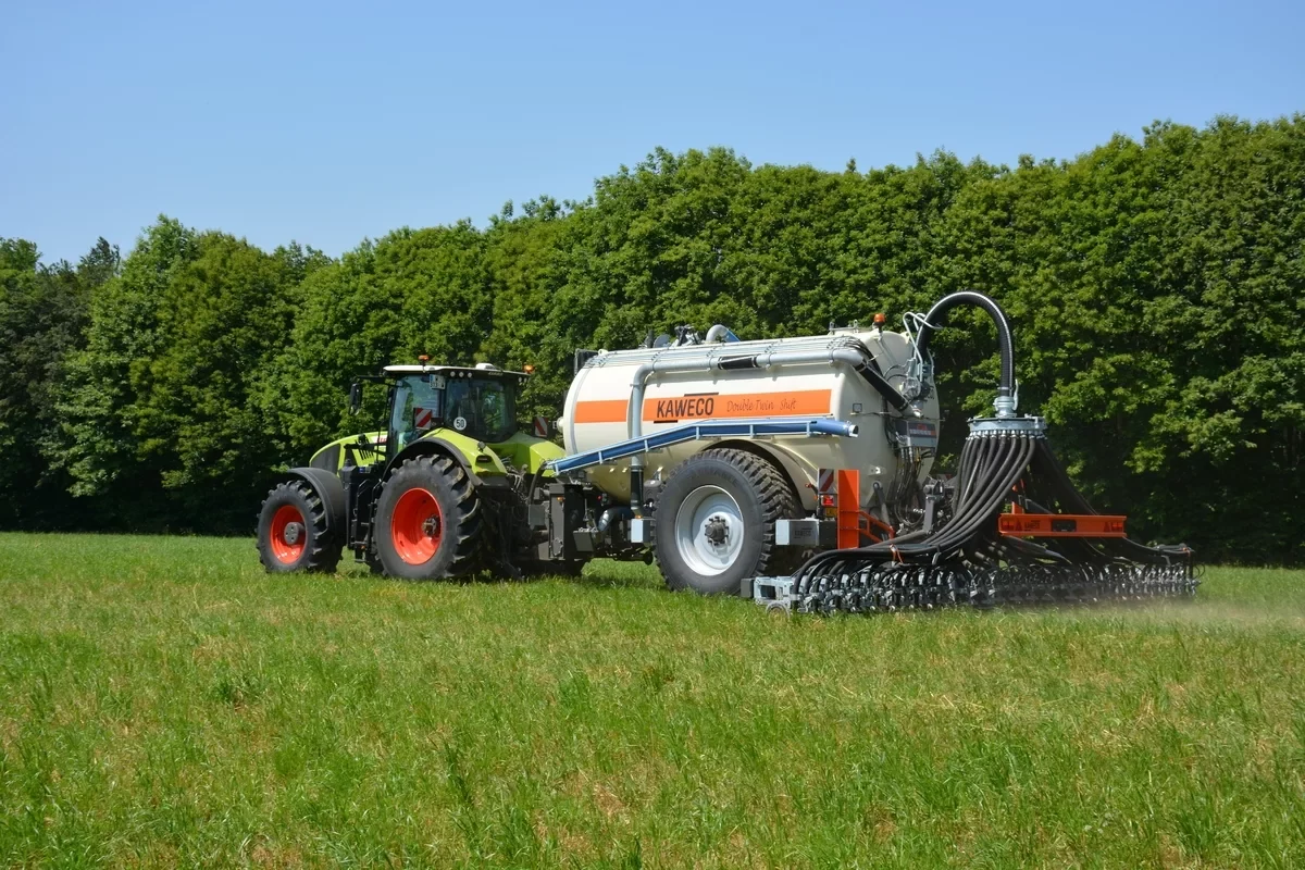 16438.hr - Illustration L’équivalent d’un petit automoteur adapté sur un tracteur