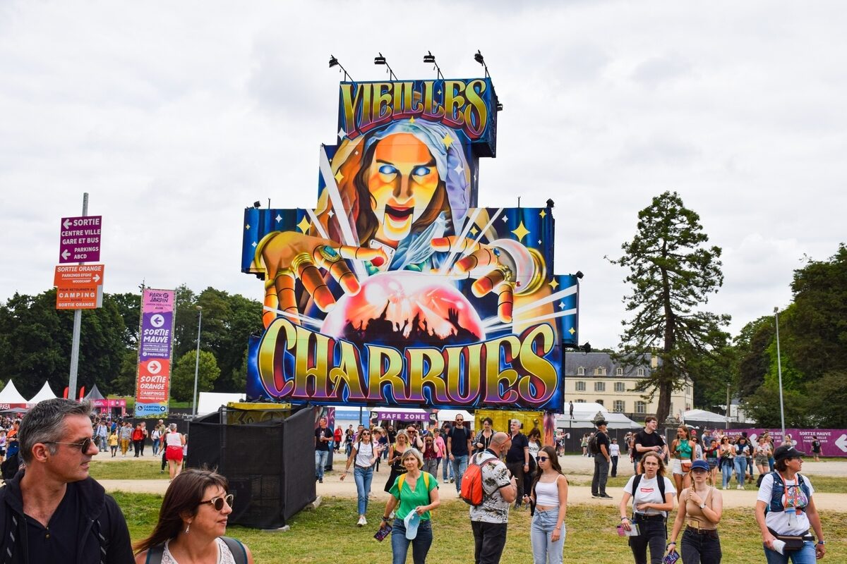 16774.hr - Illustration Les Vieilles Charrues sur leur trente-et-un