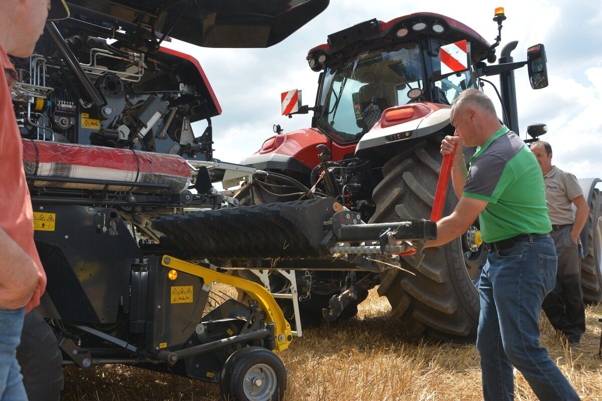 16930.hr - Illustration Les machines se pressent devant la paille