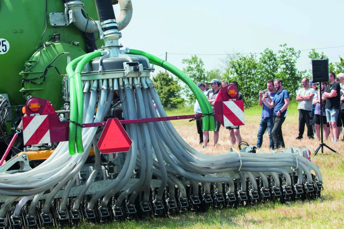 17079 hr - Illustration Des agriculteurs bretons planchent sur la volatilisation de l’azote