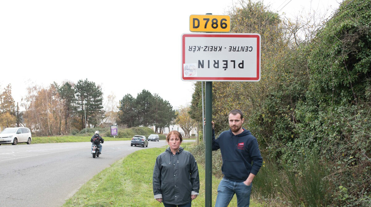 18227 hr - Illustration Panneaux retournés pour protester