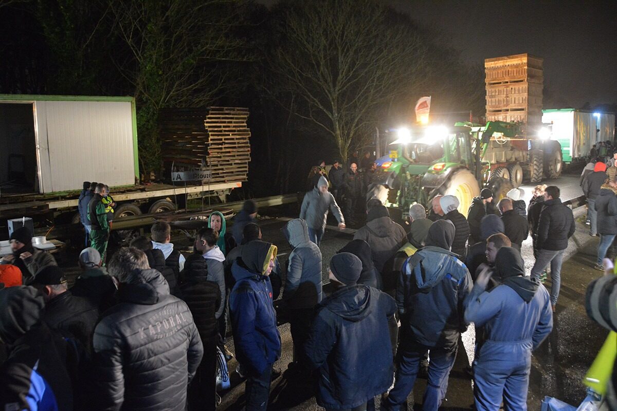 des jeunes manifestants sur le pont de morlaix light - Illustration Des agriculteurs soutenus