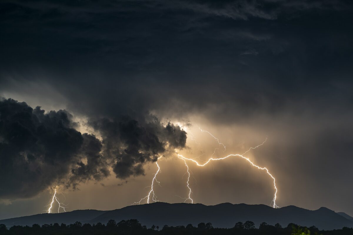 thunder 4963719 1920 - Illustration Du mécontentement après Ciaràn