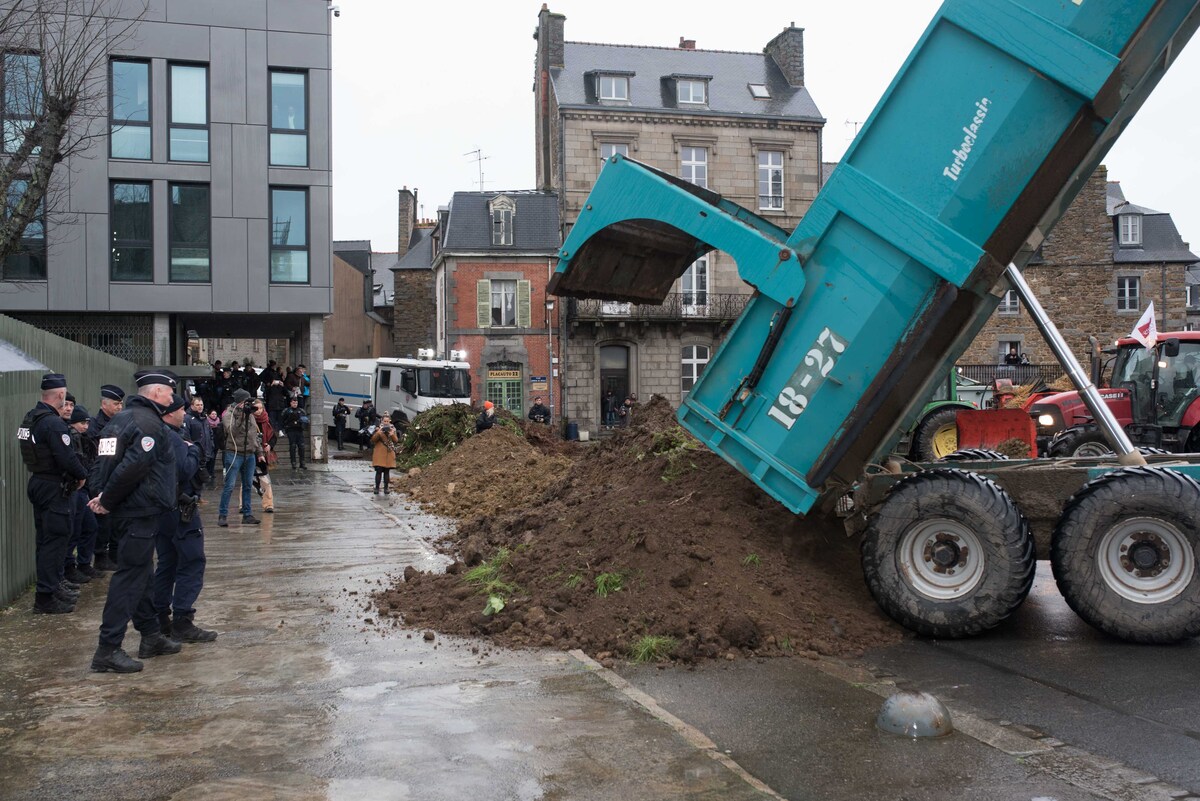 19082.hr - Illustration Saint-Brieuc fait son retour à la terre