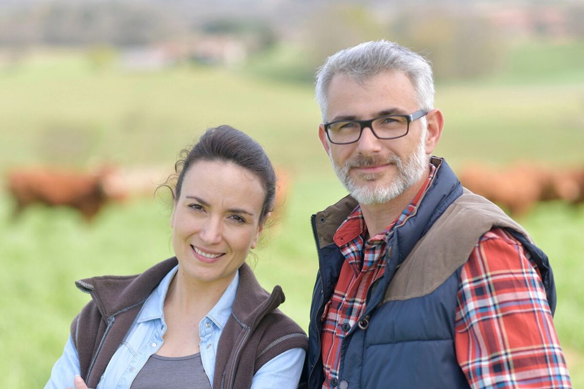 homme et femme agriculteurs dans un champ - Illustration Soutenir les filières porcines et laitières françaises, c’est l’engagement de U.