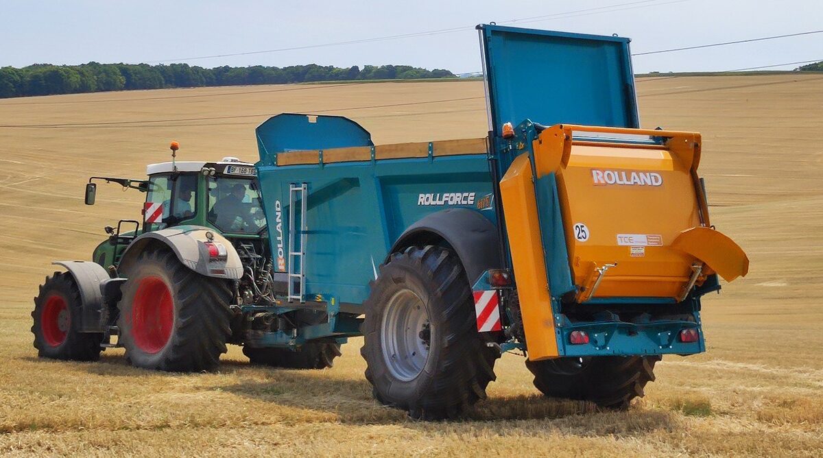 rolland remorques tracteur et épandeur ROLLFORCE dans un champ - Illustration Révolutionnez votre expérience agricole avec les épandeurs Rollforce de Rolland