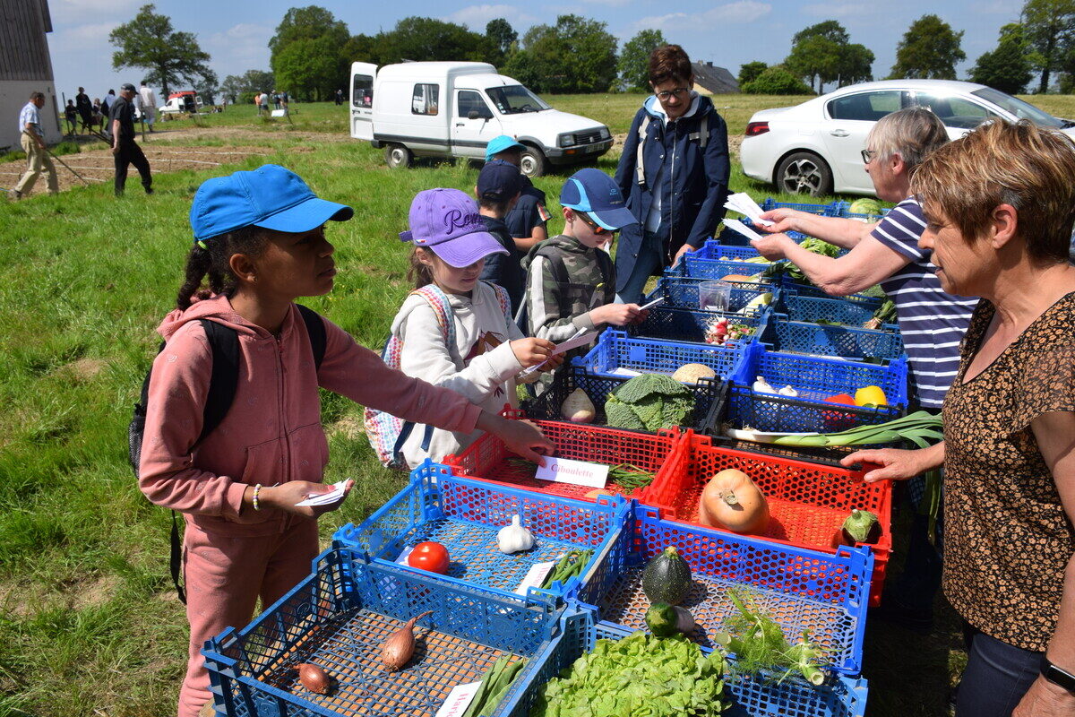 Des groupes d’enfants réalisent un parcours parmi 25 ateliers conçus avec pédagogie pour aborder différentes facettes de l’agriculture. - Illustration Une communication très classe