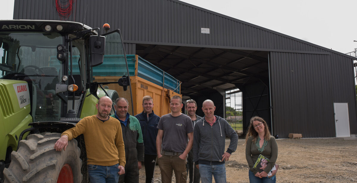 Devant le nouveau bâtiment, Jean-François Blanchais, Noël Cade, Victor Bourdais, Corentin Séguin, Laurent et David Coupé avec Gaëlle Minson de la Chambre d’agriculture.  - Illustration Un toit solaire pour abriter la Cuma