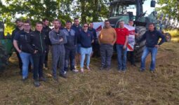 Les Jeunes Agriculteurs du canton de Plénée-Jugon groupés devant un tracteur