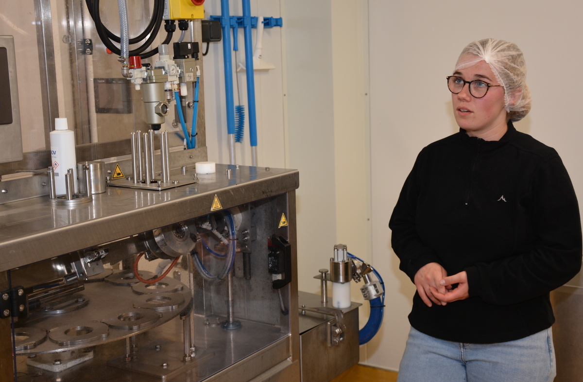 Une éleveuse dans son labo de transformation du lait - Illustration Elle veut transformer 300 000 litres à la ferme