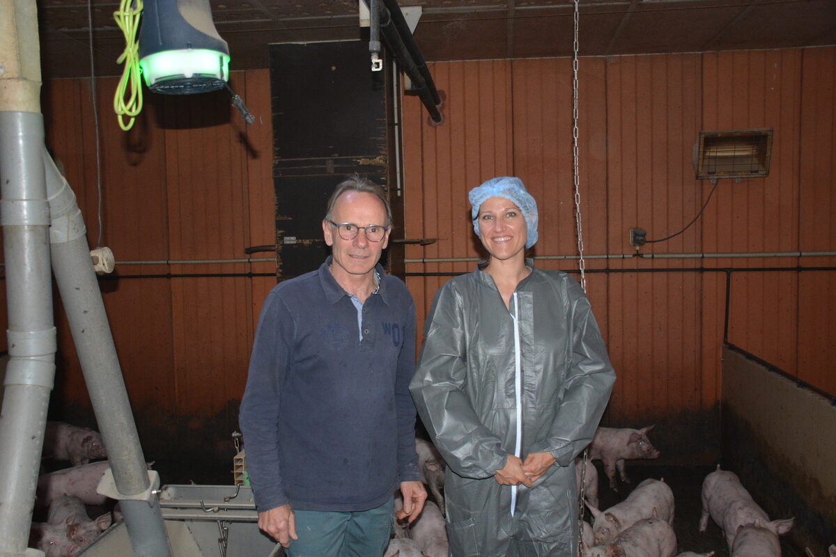 Pierre Yves Fiche et Dorothée Desson dans une salle équipée de picros pour détecter la toux.jpg - Illustration Détecter la toux bien avant l’oreille humaine