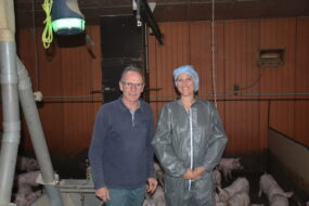 Pierre Yves Fiche et Dorothée Desson dans une salle équipée de picros pour détecter la toux.jpg