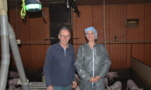 Pierre Yves Fiche et Dorothée Desson dans une salle équipée de picros pour détecter la toux.jpg