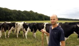 L'éleveur dans une des parcelles de pâturage avec les vaches