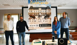 Les responsables du concours à côté de l'affiche du national normand