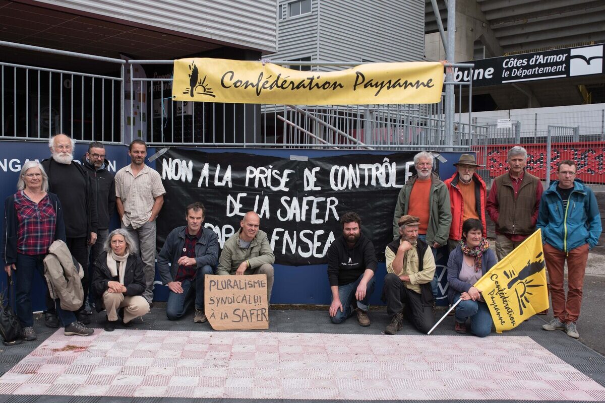 Un groupe de syndicalistes de la Confédération paysanne Bretagne - Illustration La Confédération paysanne contre la révision des sièges à la Safer 