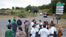 Un groupe d'agriculteurs manifestants du réseau FDSEA - JA 22 devant le rond-point de Kernilien à Guingamp