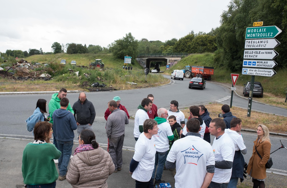 Un groupe d'agriculteurs manifestants du réseau FDSEA - JA 22 devant le rond-point de Kernilien à Guingamp  - Illustration L’impression de tourner en rond