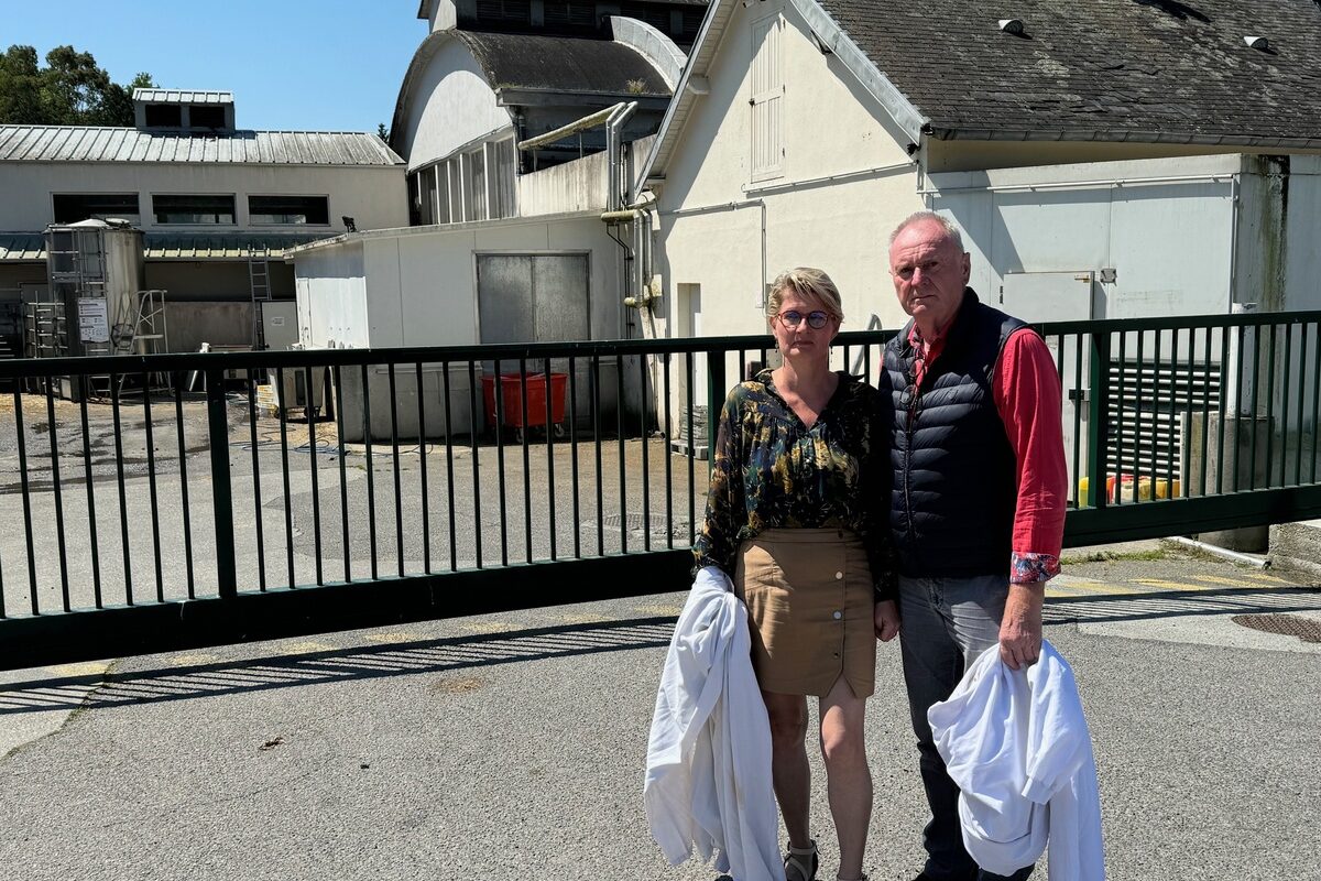 Pascale et Henri Thébault, dirigeant de Quintin Viandes, devant l'abattoir de Quintin.. - Illustration Abattoir : Quintin Viandes rend ses tabliers