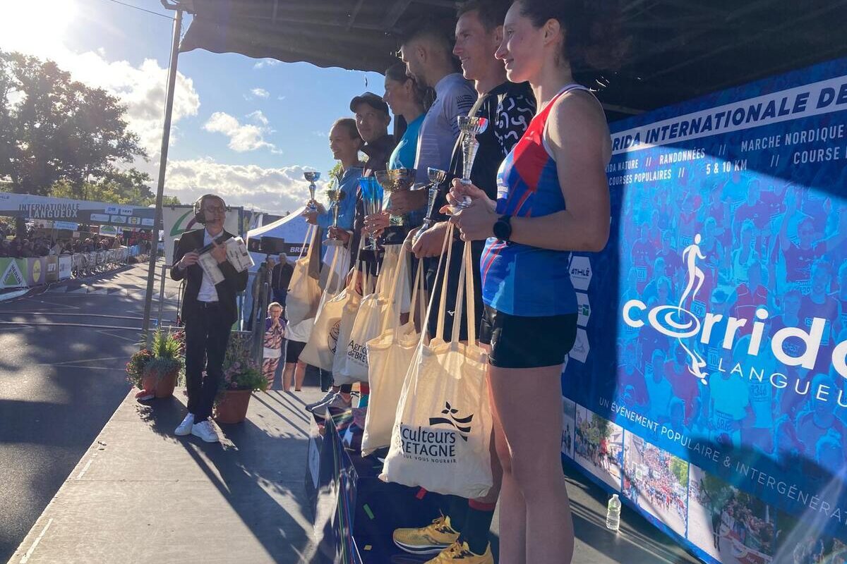 Des coureurs de la Corrida de Langueux sur le podium - Illustration Les agriculteurs partagent  à la Corrida de Langueux