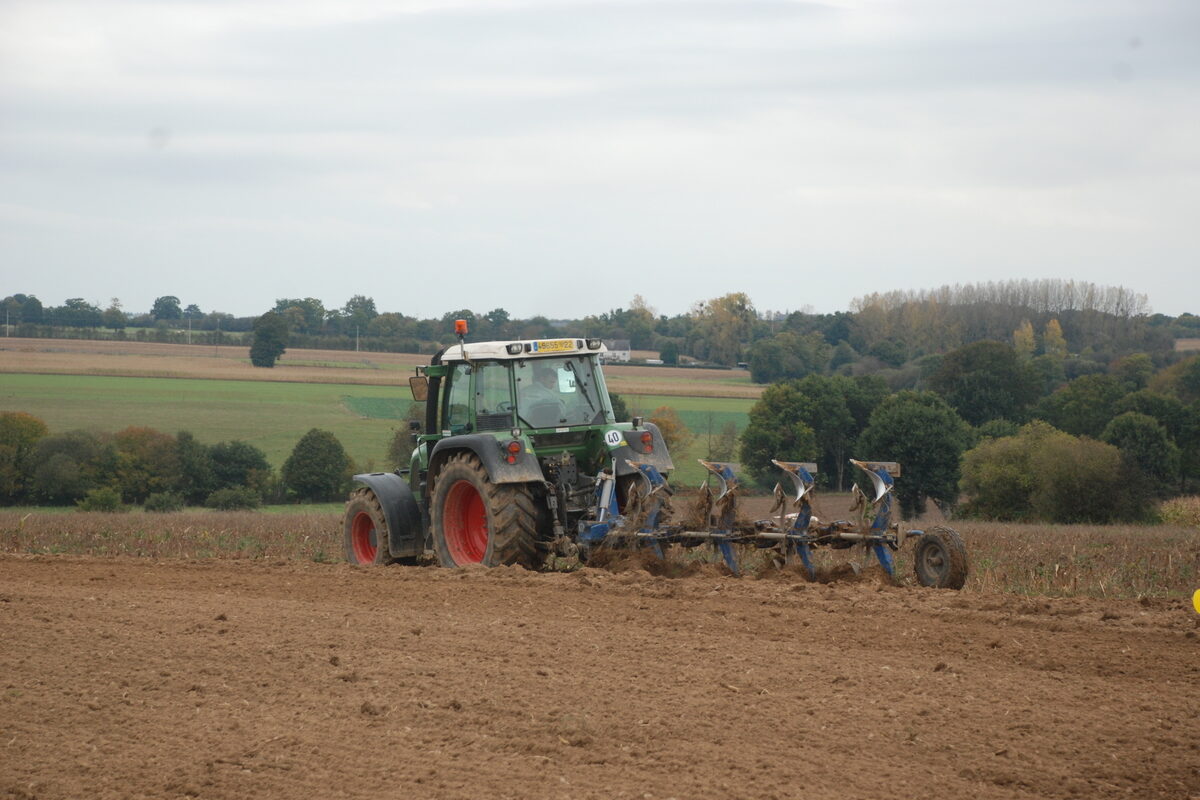 Tracteur qui laboure un champ - Illustration Un labour occasionnel, tu réaliseras