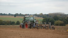 Tracteur qui laboure un champ