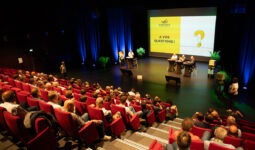 Salle comble à la convention des elus eureden à carhaix