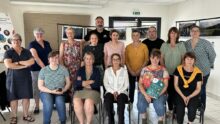 Groupe d'agricultrices dans une salle