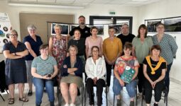 Groupe d'agricultrices dans une salle