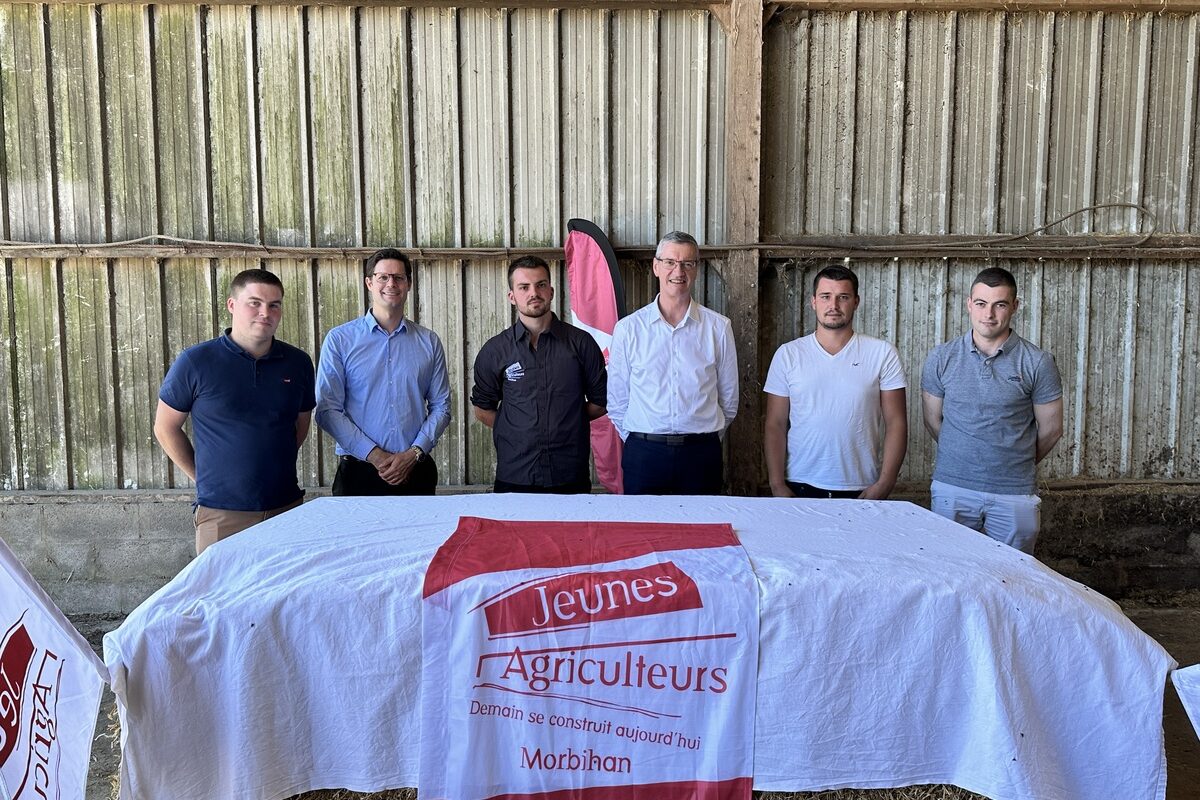 Jeunes agriculteurs du Morbihan dans un hangar - Illustration La Fête de l’agriculture change de nom