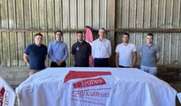 Jeunes agriculteurs du Morbihan dans un hangar