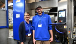 Marie-Noëlle et Maxime Pousset devant leur nouveau robot de traite Delaval