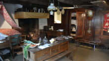 L'unique pièce d'une maison d'antan qui servait de chambre, cuisine, salle à manger et salle de bain pour toute la famill