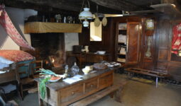 L'unique pièce d'une maison d'antan qui servait de chambre, cuisine, salle à manger et salle de bain pour toute la famill