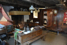 L'unique pièce d'une maison d'antan qui servait de chambre, cuisine, salle à manger et salle de bain pour toute la famill