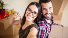 Un couple dans un appartement plein de cartons