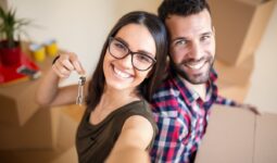 Un couple dans un appartement plein de cartons