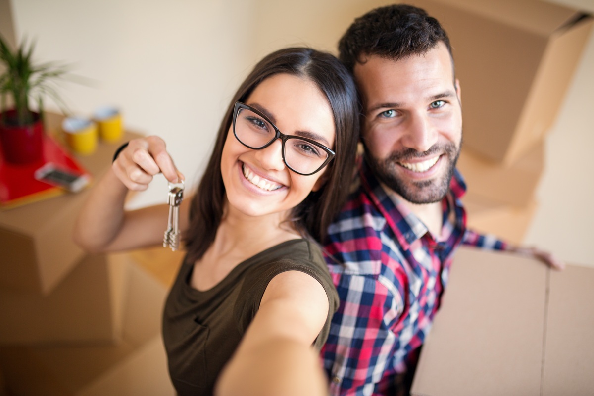 Un couple dans un appartement plein de cartons - Illustration Une nouvelle clé pour l’habitat