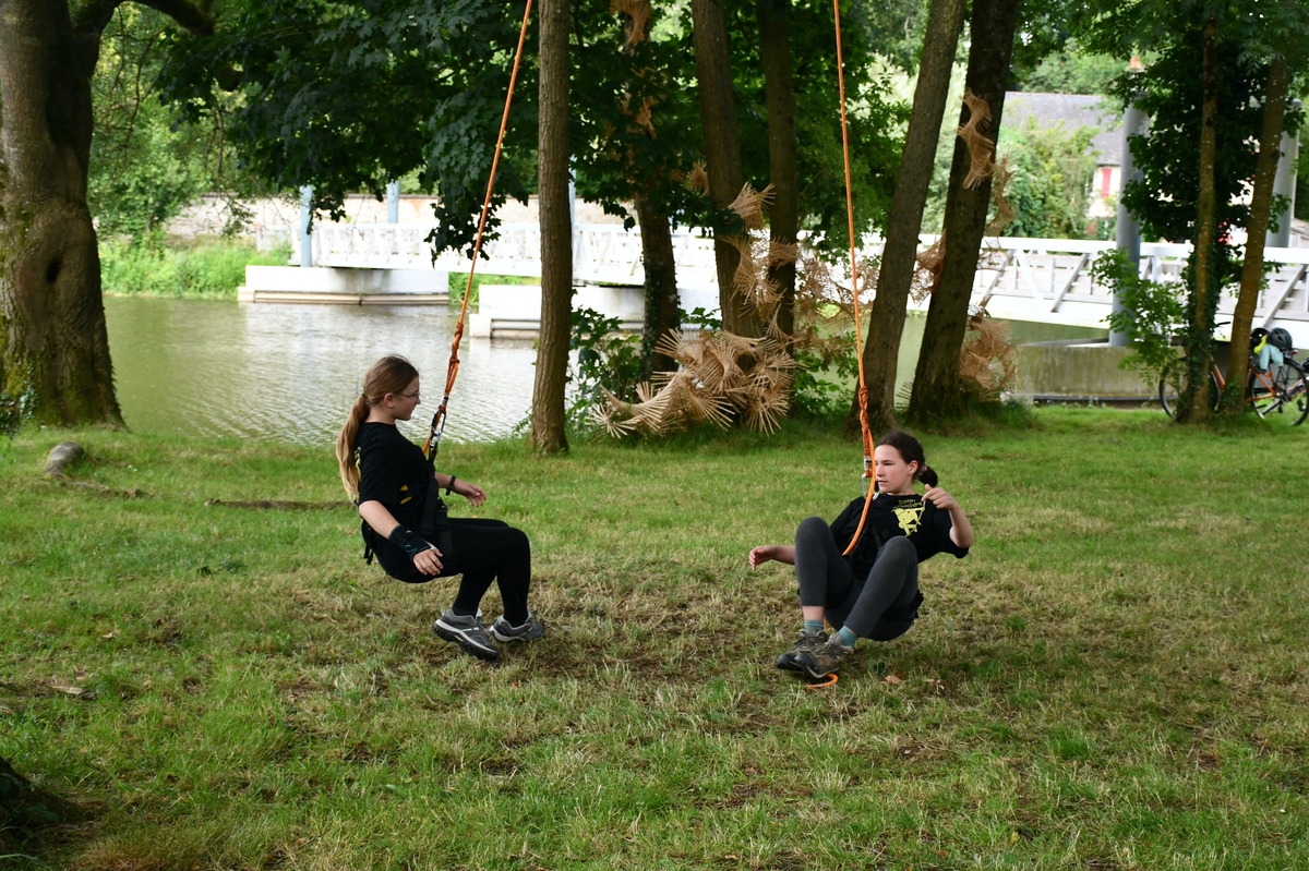 Deux jeunes filles font des danses aériennes proches du sol