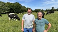 éleveurs devant prairies avec des vaches