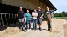 Toutes les personnes travaillant sur la ferme devant la stabulation des génisses