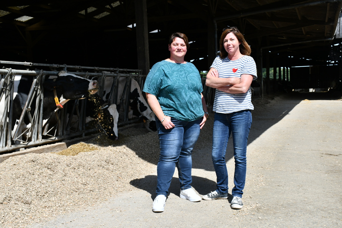 Carine Lebret et Virginie Simon dans la stabulation.