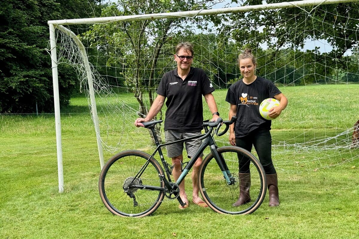 Un éleveur avec son vélo accompagné par sa salariée tenant un ballon de football.  - Illustration Un objectif d’une semaine de temps libre par mois