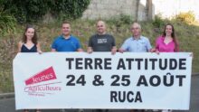 Cinq personnes tiennent une banderole pour annoncer la fête agricole Terre Attitude 2024.