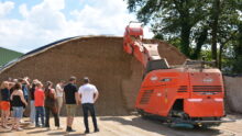 Groupe d'agriculteurs dans un silo de maïs